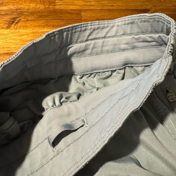 Lululemon tracker shorts size 4 - Picture 5 of 6